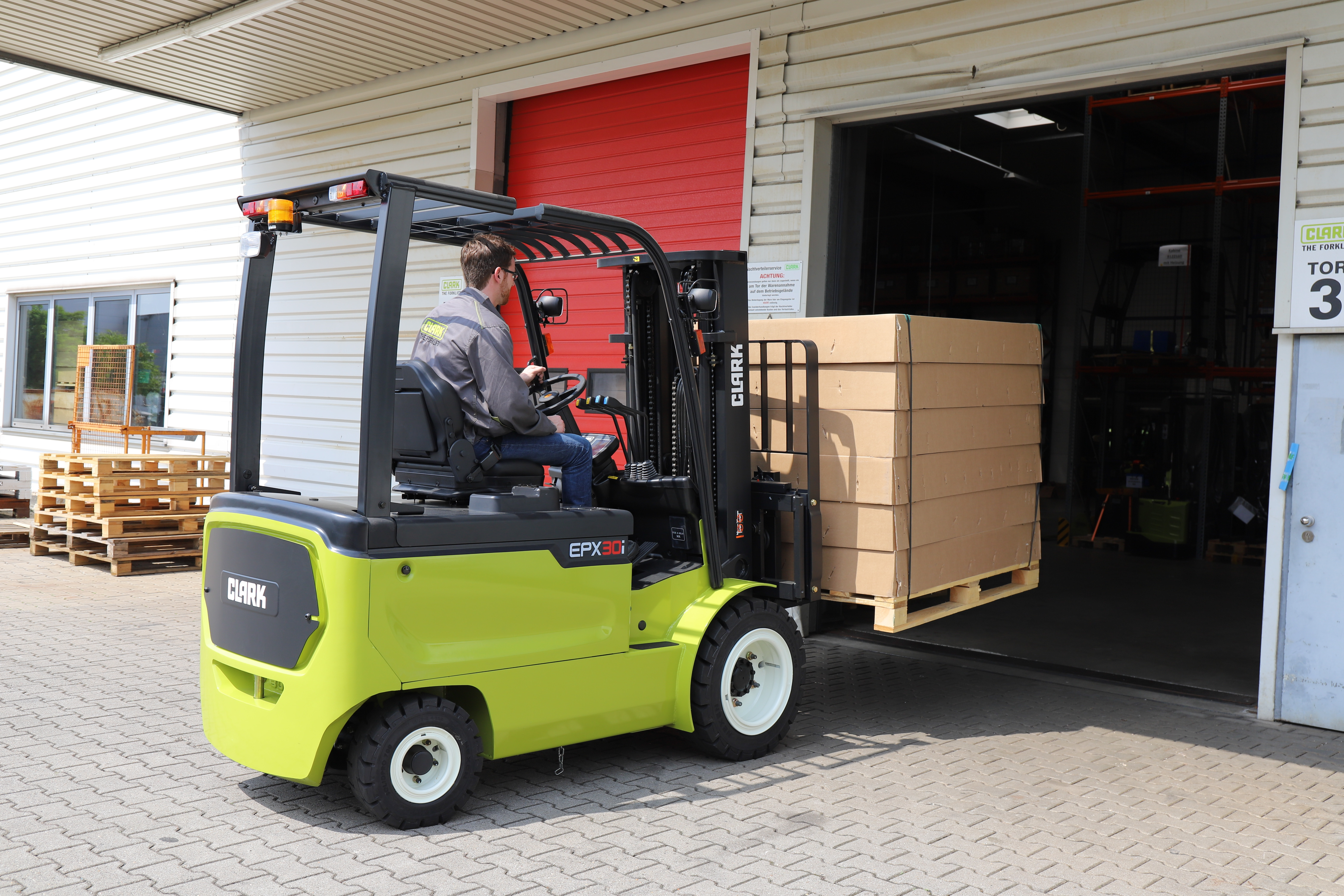 Clark S Electric Forklift To Compete With Ic Versions Industrial Vehicle Technology International