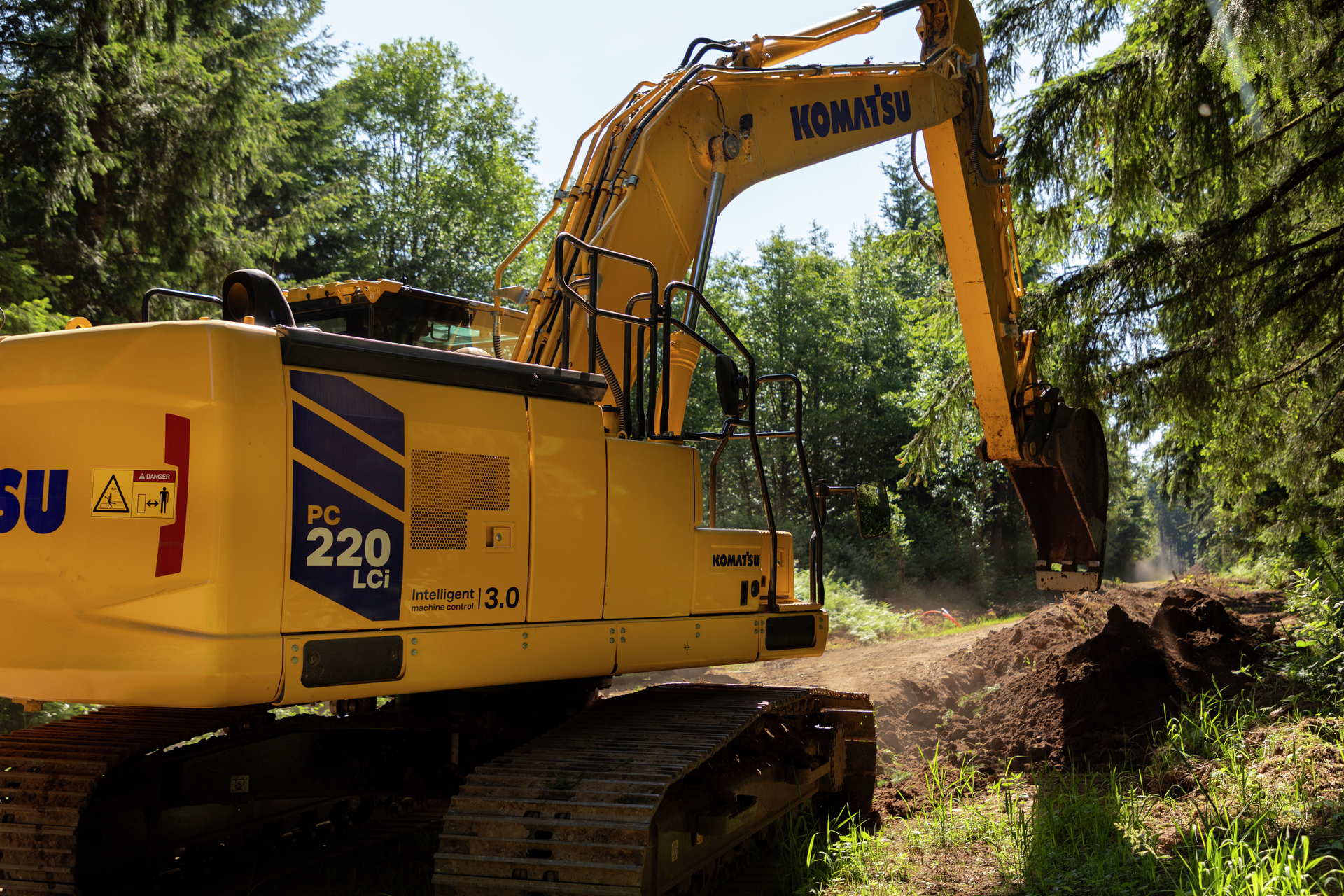 komatsu22202　㉖「サンライト」 Komatsu to unveil narrow PC220NLC excavator at SaMoTer